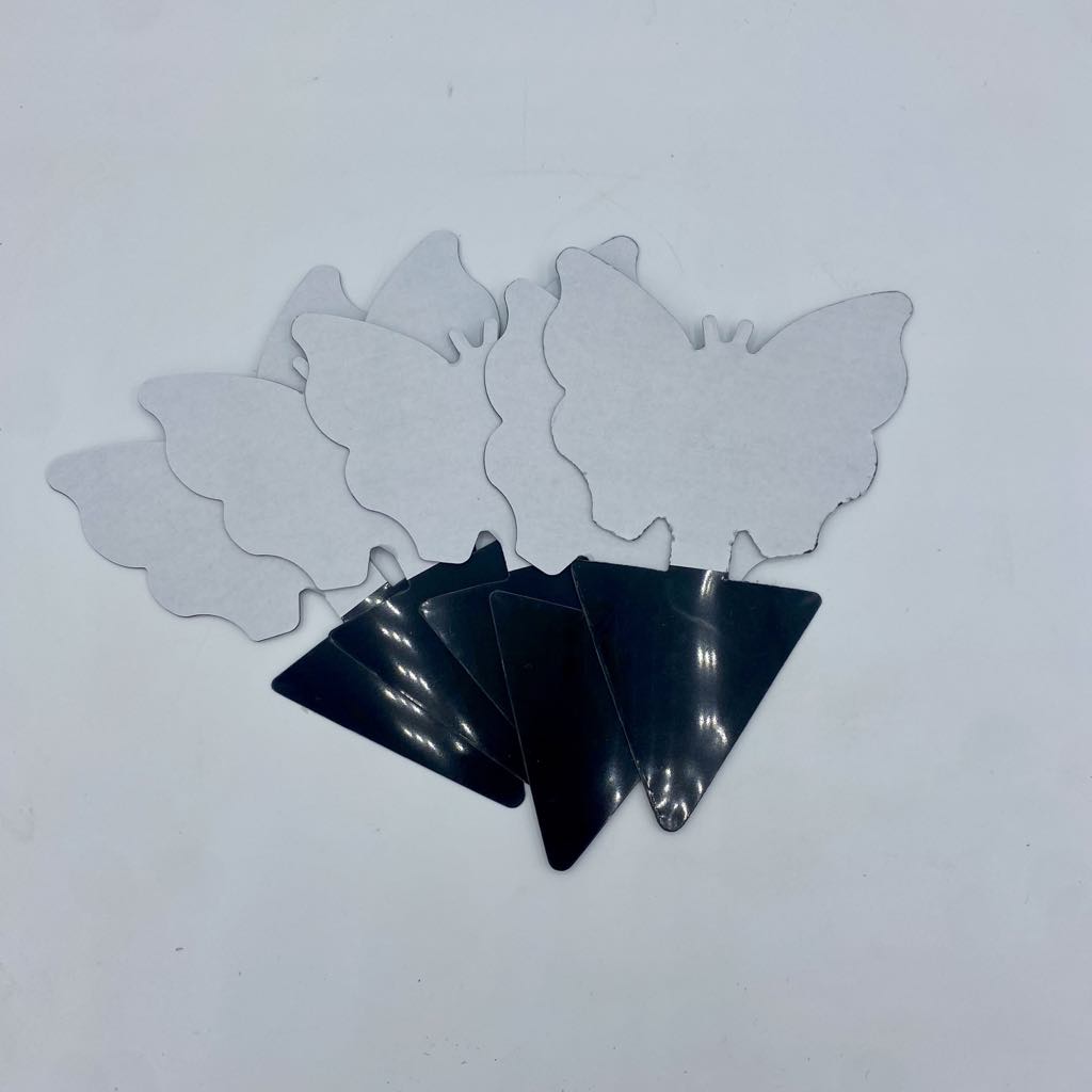 5 Feuilles de recharge d'attrape-moucherons en forme de papillon avec une pointe noire triangulaire, vue sur un fond blanc.