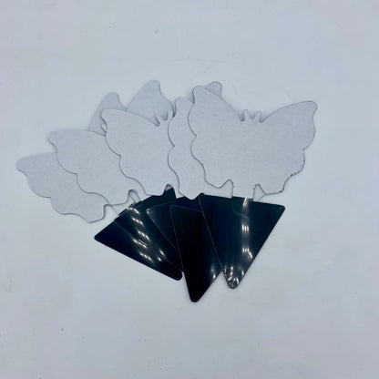 5 Feuilles de recharge d'attrape-moucherons en forme de papillon avec une pointe noire triangulaire, vue sur un fond blanc.