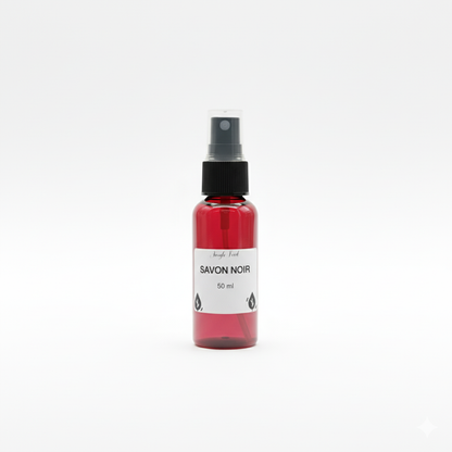 Flacon de savon noir liquide d'Ardèche 50 ml sur fond blanc, produit bien éclairé.