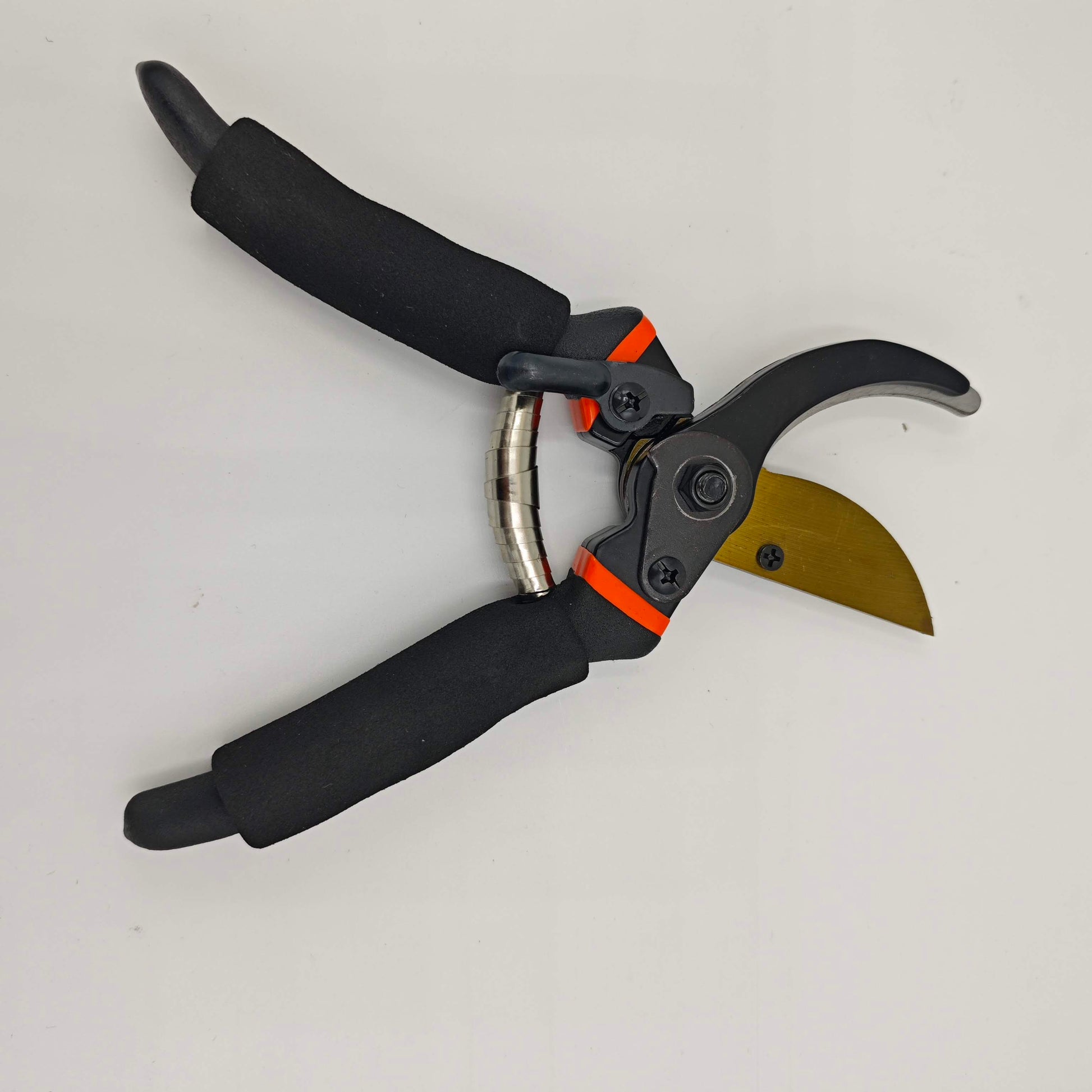 Un sécateur de jardinage professionnel avec des poignées noires, un ressort hélicoïdal, et une lame de couleur dorée.