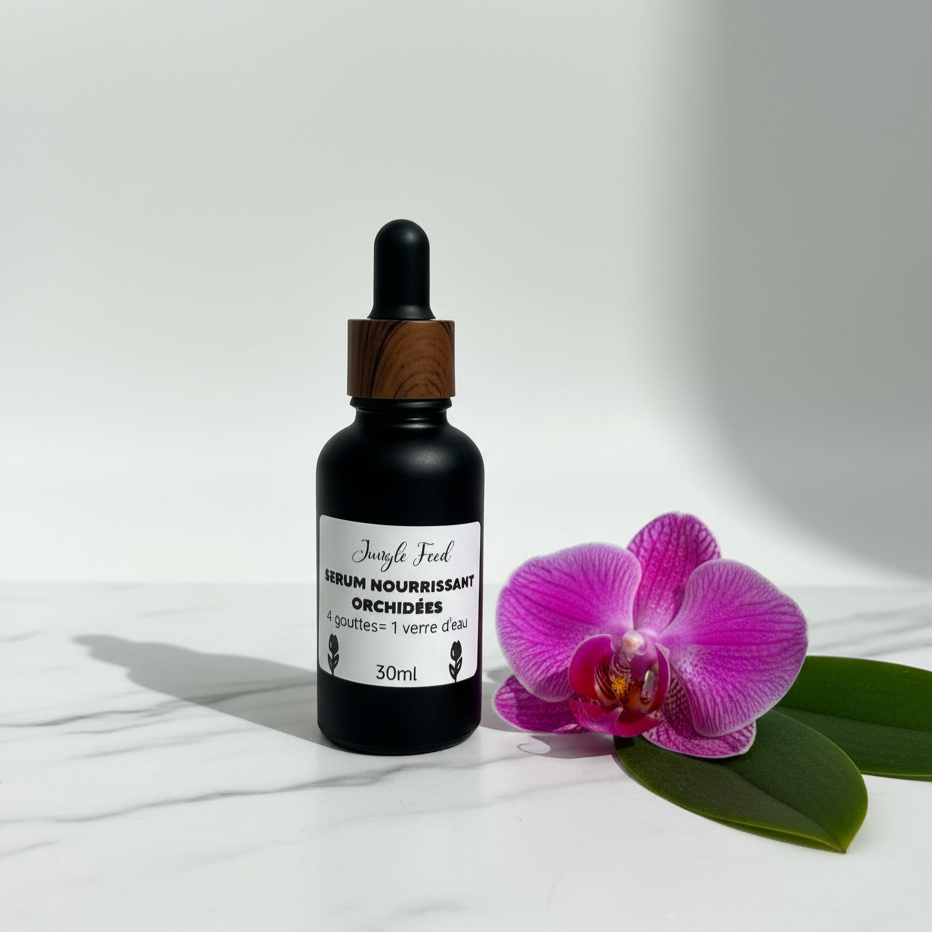 Flacon de sérum nourrissant "Jungle Feed" pour orchidées, avec bouchon en bois. Bouteille de 30 ml posée à côté d'une fleur d'orchidée rose sur une surface en marbre blanc.