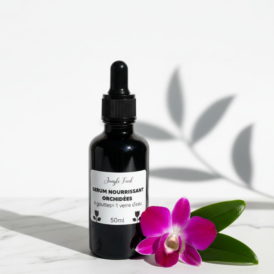 Sérum nourrissant pour orchidées Jungle Feed en flacon de 50 ml, à côté d'une fleur d'orchidée rose.