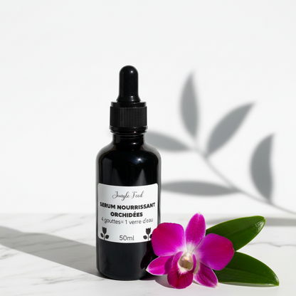 Sérum nourrissant pour orchidées Jungle Feed en flacon de 50 ml, à côté d'une fleur d'orchidée rose.