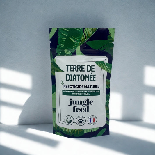 Sac de Terre de Diatomée de la marque Jungle Feed, un insecticide naturel et biologique pour le traitement des nuisibles. Le packaging est ouvert, montrant la poudre blanche à l'intérieur