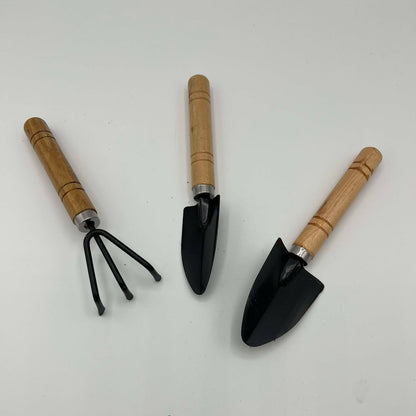 Trio d'outils sur fond blanc