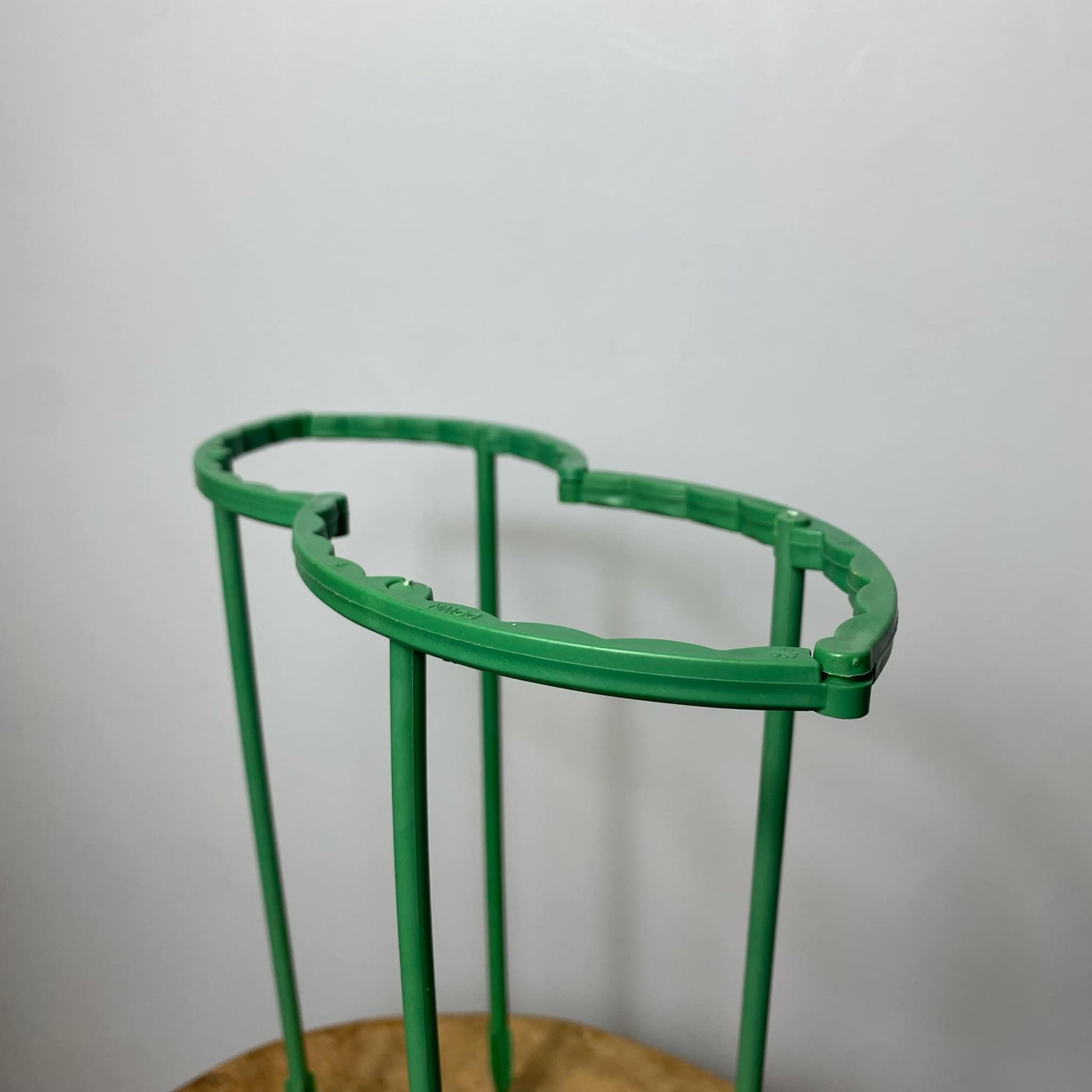 tuteur modulable plié sur un tabouret