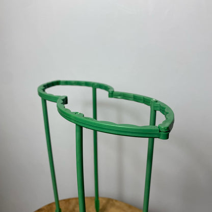 tuteur modulable plié sur un tabouret