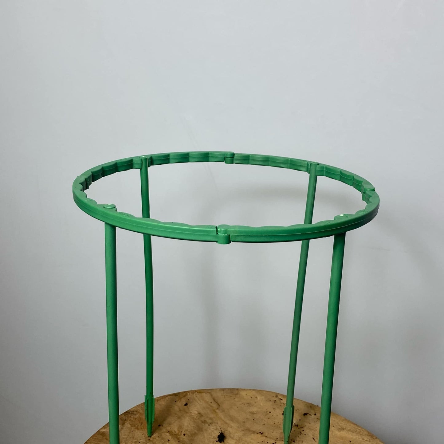 tuteur modulable vue générale debout sur un tabouret