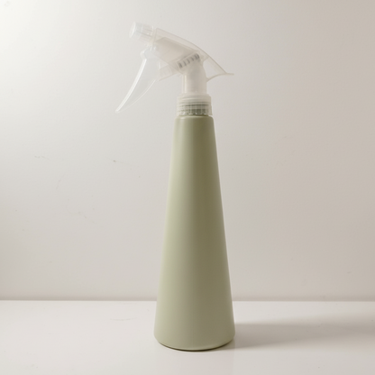 Vaporisateur pour plantes élégant de 380 ml, de couleur bleu pâle, présenté en studio sur fond blanc avec un éclairage professionnel.