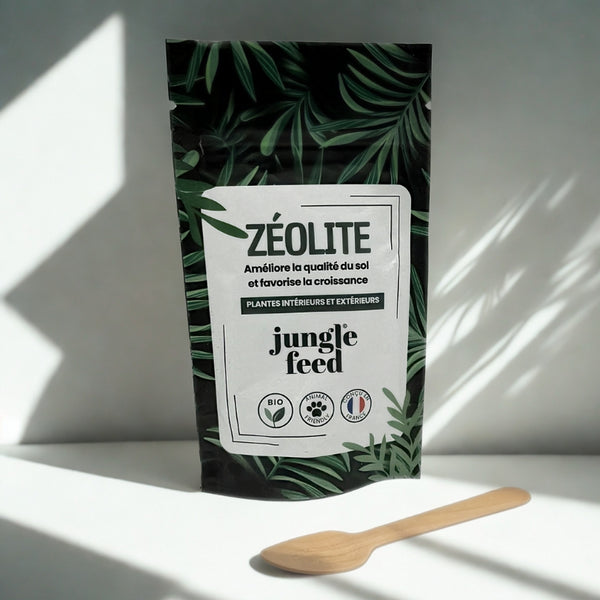 Sac de Zéolite en granulés pour l'amélioration du sol et le drainage des plantes. Le produit, un amendement minéral, est mis en scène dans un contexte de rempotage.